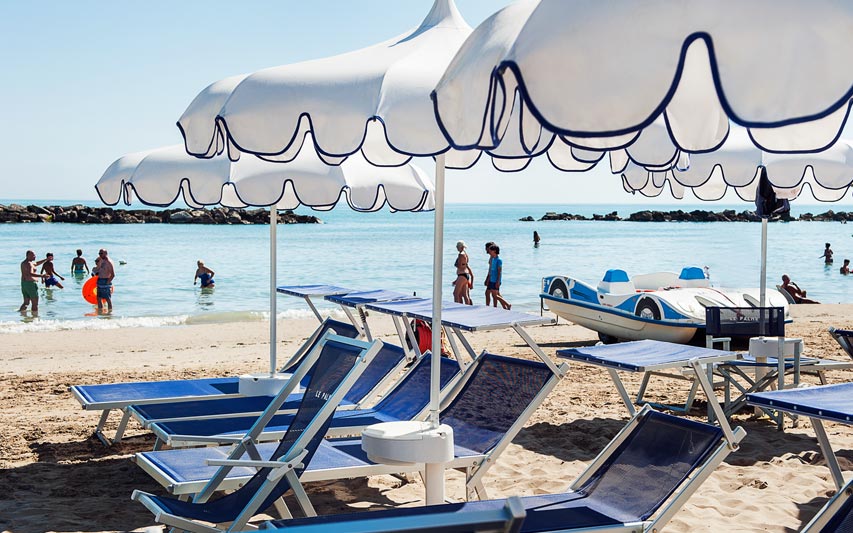 Ombrellone e lettini in spiaggia
